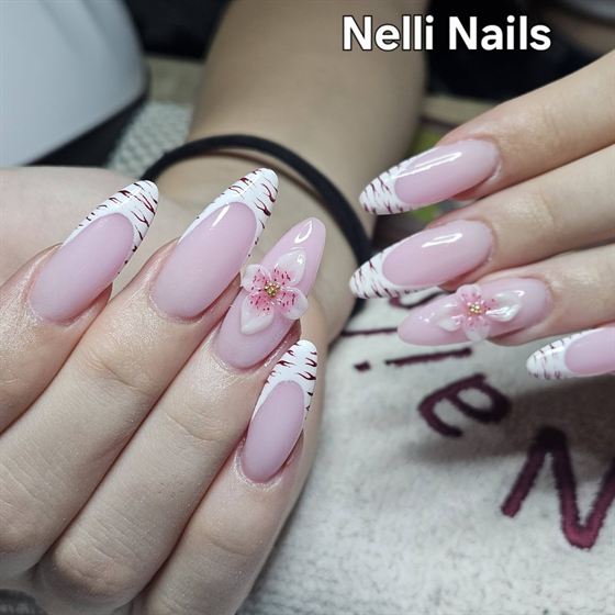 Halvány rózsaszín köröm finom virágmintával – Nelli Nails, Hidas