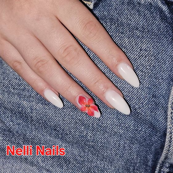 Natúr gél-lakk piros virágmintával – Nelli Nails, Hidas