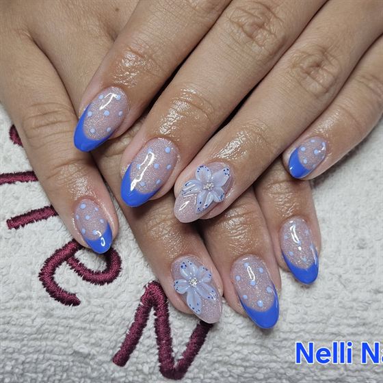 Kék-fehér műköröm virágmintával – Nelli Nails, Hidas