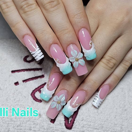 Türkiz-fehér köröm 3D virágdísszel – Nelli Nails, Hidas