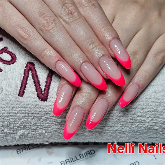 Neon pink hosszú mandula műköröm – Nelli Nails, Hidas