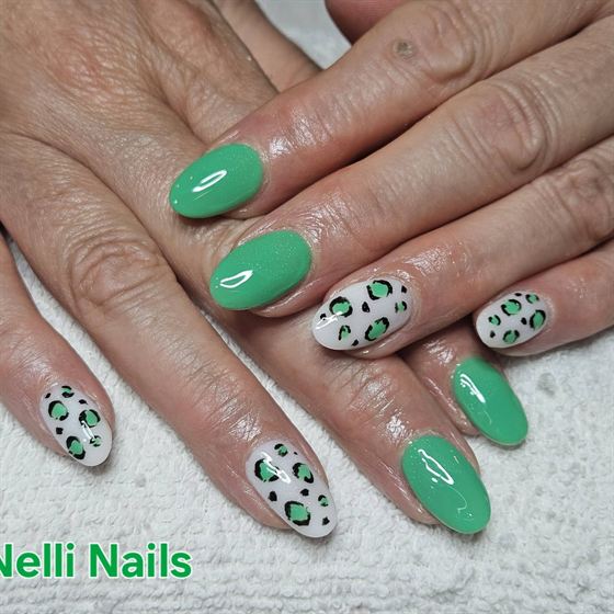 Zöld-fehér leopárdmintás köröm – Nelli Nails, Hidas