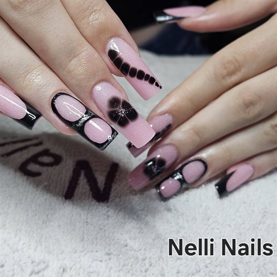 Fekete-fehér grafikus mintás köröm – Nelli Nails, Hidas