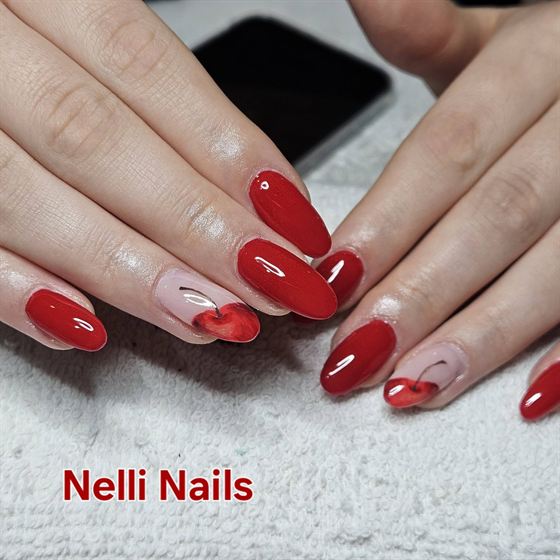Piros köröm fehér festett mintával – Nelli Nails, Hidas