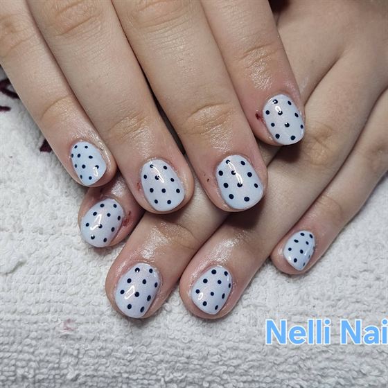 Fehér köröm fekete pöttyös mintával – Nelli Nails, Hidas