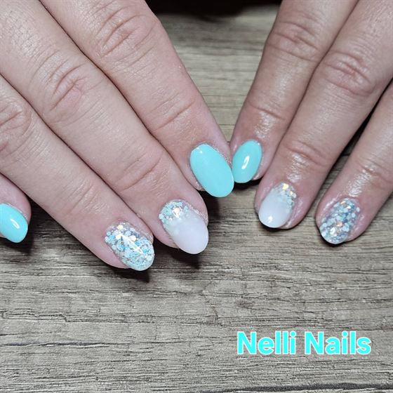 Türkiz-fehér csillámos műköröm – Nelli Nails, Hidas