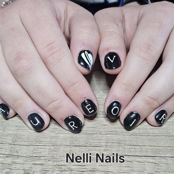 Fekete köröm fehér betűmintás díszítéssel – Nelli Nails, Hidas